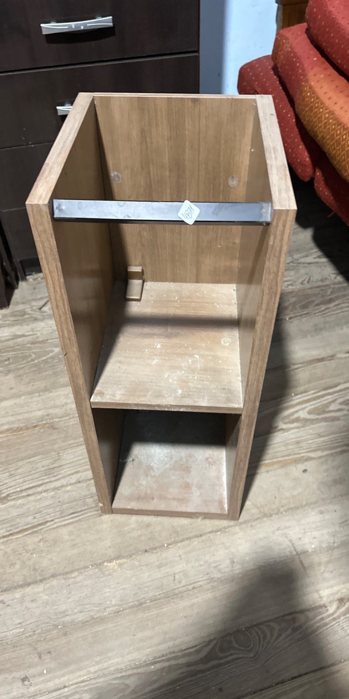 Lote siguiente: Mueble de madera con barra metálica y cajón
