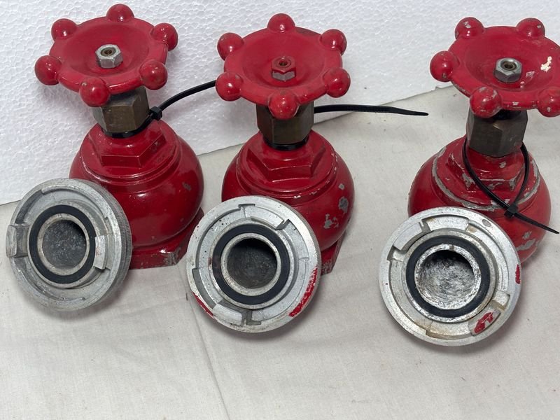Lote de 3 Llaves de Paso y Grifería Industrial Rojas