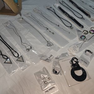 Lote de 50 Piezas de Joyería en Acero Quirúrgico: Collares, Aros y Pulseras Nuevas - imagen 3
