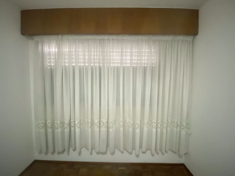 Lote siguiente: Cortina de voile con guarda bordada y calada