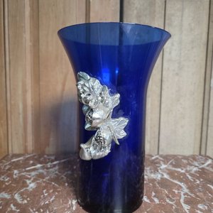 Florero de Vidrio Azul Cobalto con Detalle Floral Metálico - imagen 2