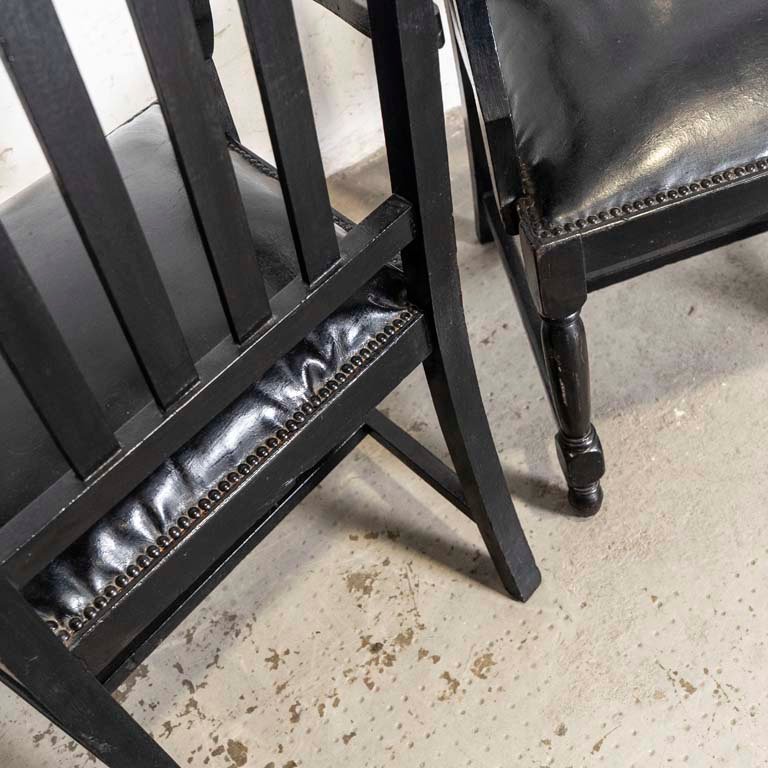 Sillones de madera con asientos tapizados en cuerina - imagen 3