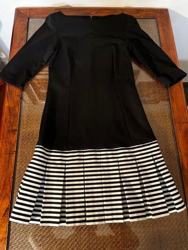 Vestido Negro con Falda Tableada Rayada Blanco y Negro Talle S