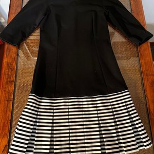 Lote siguiente: Vestido Negro con Falda Tableada Rayada Blanco y Negro Talle S