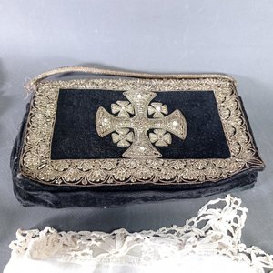 Tres Piezas de Lencería y Accesorios: Sobre Negro Bordado y Dos Carpetas de Encaje - imagen 4
