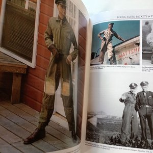 Libro "Gear Up! Flight Clothing & Equipment of USAAF Airmen in World War II" en tapa dura - imagen 10