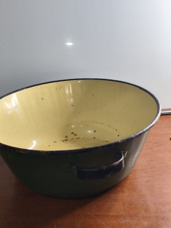 Batea Antigua de Latón Esmaltado Verde y Amarillo