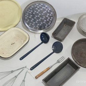 Lote de 13 Piezas de Bazar: Fuente Enlozada, Bandejas, Utensilios y Más - imagen 4