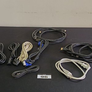 Lote siguiente: 2 Cables HDMI de Alta Velocidad y Otros Cables de Computadora