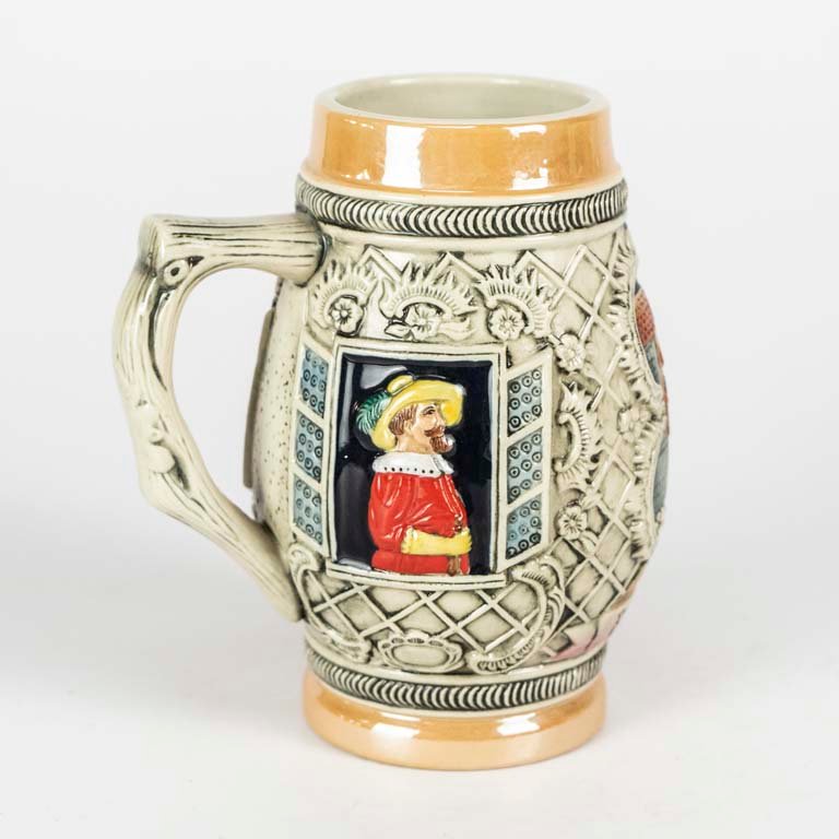 Jarra de cerveza cerámica policromada con escenas en relieve - imagen 2