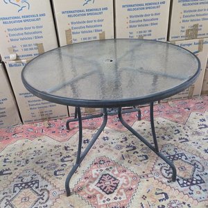 Mesa Redonda de Jardín con Estructura Metálica Negra y Tapa de Vidrio Texturado - imagen 4