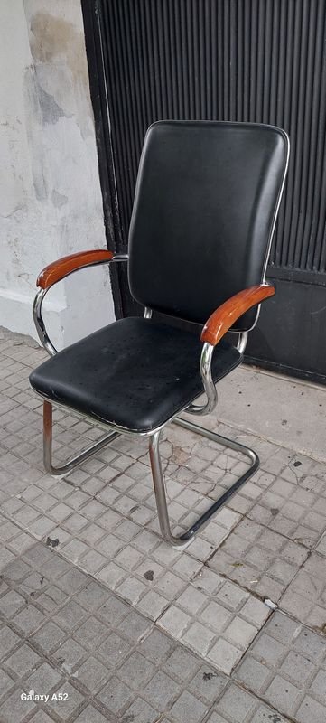 Silla de escritorio en cuero negro con armrestos marrones y marco metálico plateado - imagen 2