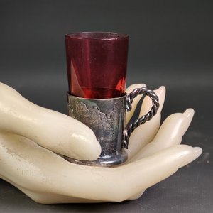 Lote de 9 piezas: Copitas metálicas caladas y shots de cristal ruby con soportes - imagen 9