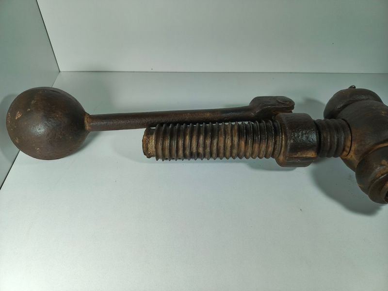 Antiguo enganche de hierro macizo para vagones de carga - imagen 3