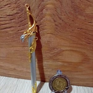 Lote anterior: Espada Miniatura o Abrecartas con Diseño de Águila y Moneda Conmemorativa
