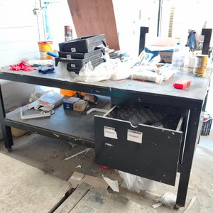 Mesa de Trabajo Industrial con Estructura de Hierro y Estantes de Madera - imagen 4