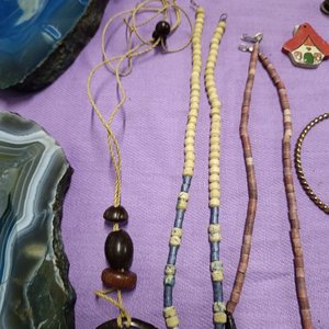 Lote Variado: Collares, Prendedores, Cuadros y Ceniceros de Piedra Natural - imagen 3