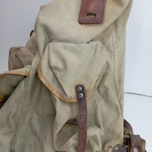 Antigua Mochila Militar de Lona y Cuero con Estructura Metálica - imagen 4