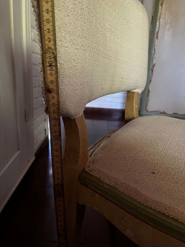 Silla de madera con tapicería beige - imagen 2