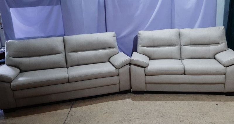 Lote siguiente: Sofá Tapizado con Mesa y Silla