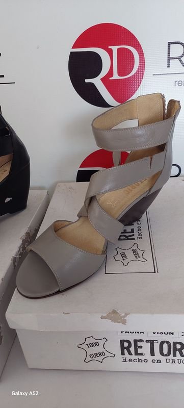 Zapatos de tacón alto con diseño de cinta - imagen 2