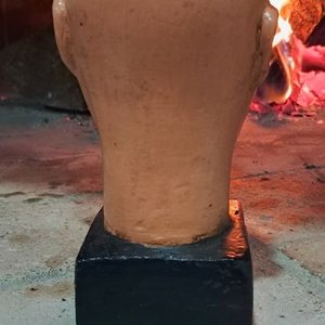 Cabeza de Geniol Coleccionable con Clavos y Base - imagen 4