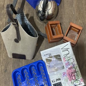 Lote siguiente: Matera Caldera con Tetera y Accesorios de Cocina