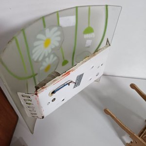 Lote de Adornos: Aplique de Pared con Flores, Carretilla Decorativa y Portalápices - imagen 3