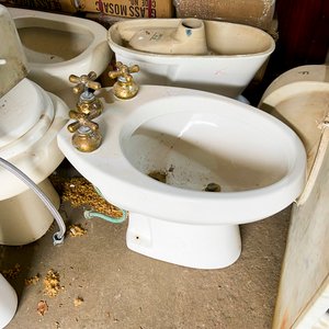 Tres piezas: un inodoro, bidé y mesada en marmol usados color blanco - imagen 3