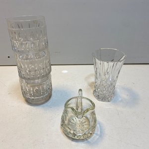 Lote de 8 piezas de bazar de vidrio: jarra, compotera, bowl, vasos, florero y lecherita - imagen 8