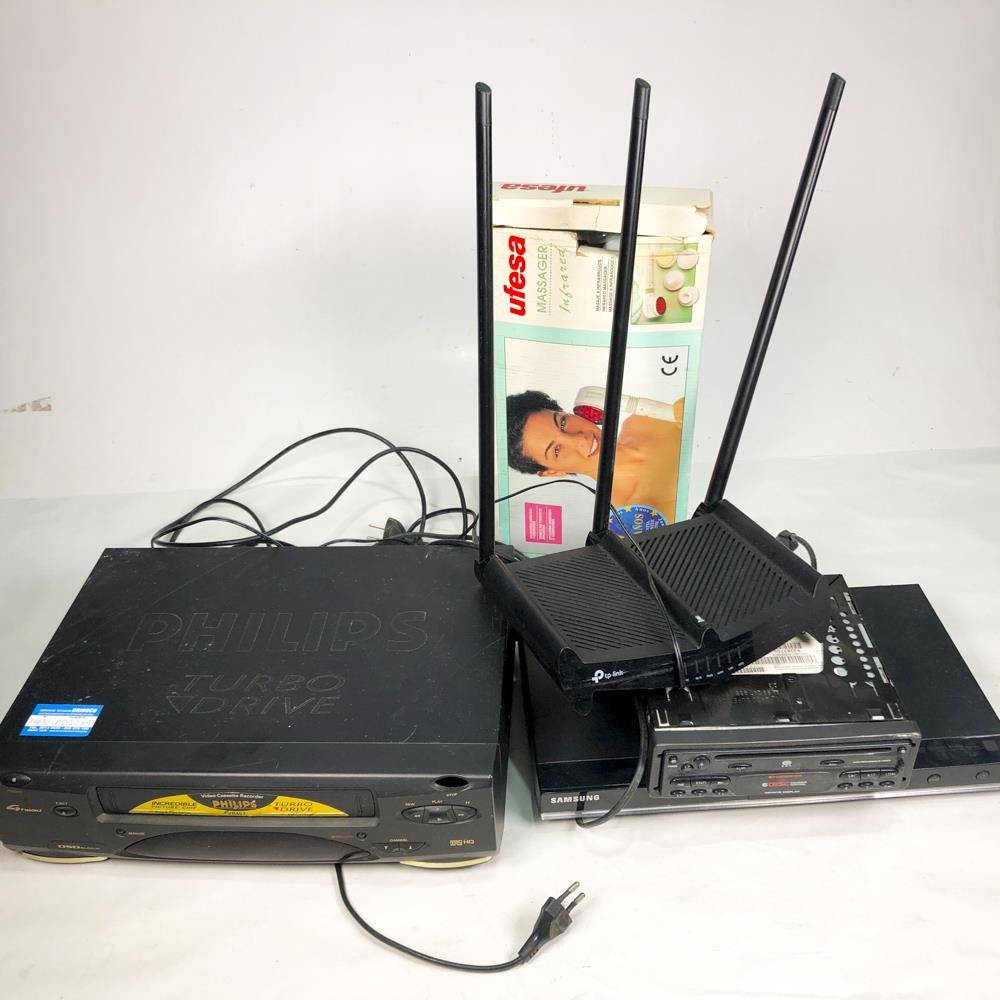 Lote de Electrónica: VHS Philips, DVD Samsung, Routers TP-Link y Stereo de Auto