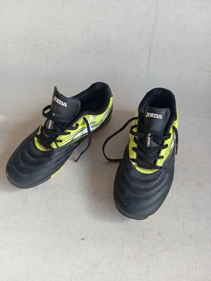 Zapatillas de fútbol negras y amarillas - imagen 4