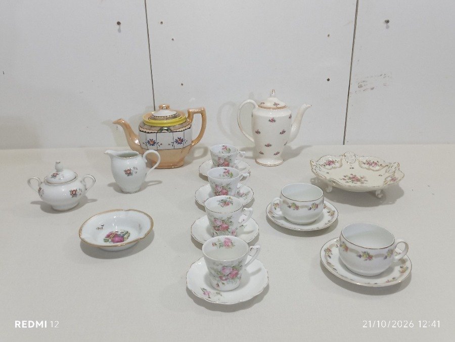 Lote de Porcelana Variada: Teteras, Azucarero, Jarrita, Fuente y Tazas con Platos