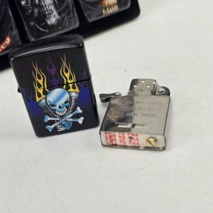 Encendedor Metálico con Diseño de Calavera y Llamas - imagen 3