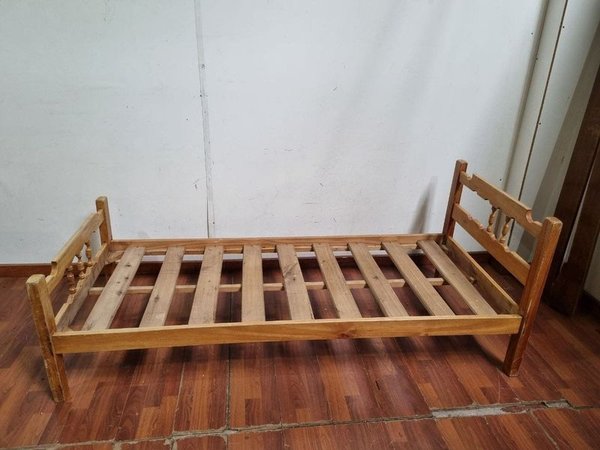 L 971 - Practica cama de madera de 1 plaza con respaldo y piecera calados y barrotes torneados (Medidas 190x80x31cm) - imagen 1