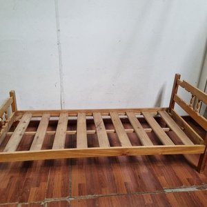 L 971 - Practica cama de madera de 1 plaza con respaldo y piecera calados y barrotes torneados (Medidas 190x80x31cm) - imagen 1