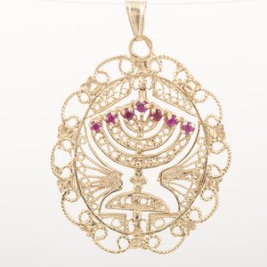 Lote siguiente: Colgante Candelabro Hebreo Menorá en Oro 18k con Circones Turquesas y Rubíes
