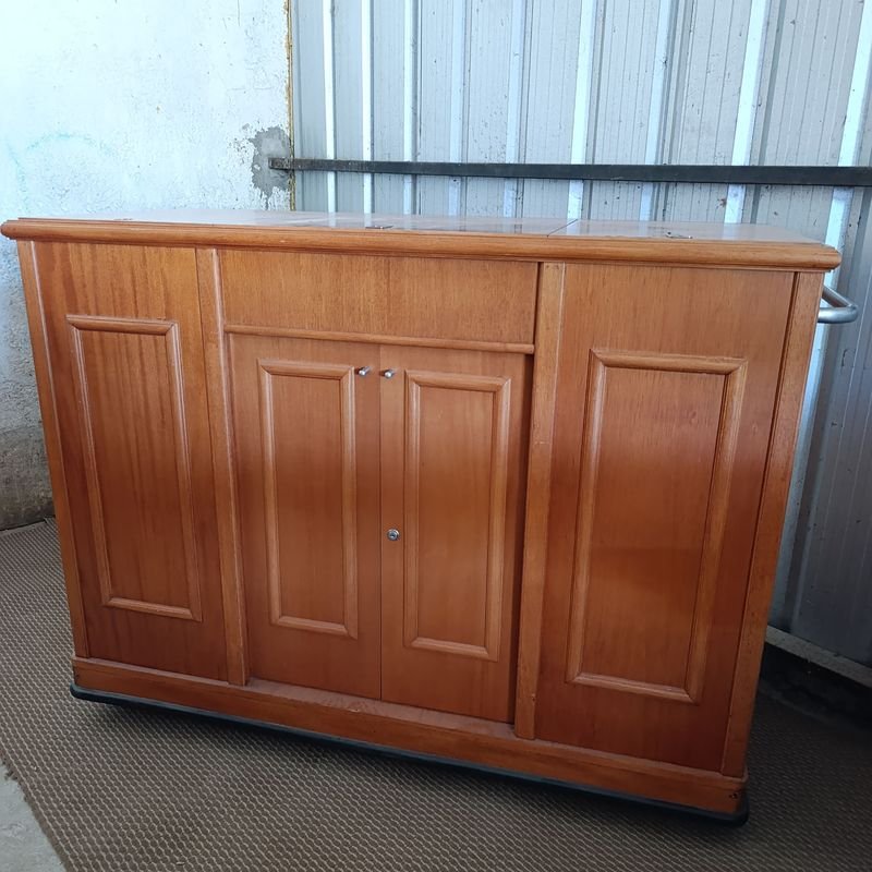 Lote siguiente: Carro de Servicio Hotelero en Madera con 9 Puertas