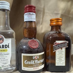 Lote siguiente: Lote de 3 Botellas Miniatura de Licores: Grand Marnier, Cointreau y Bacardi