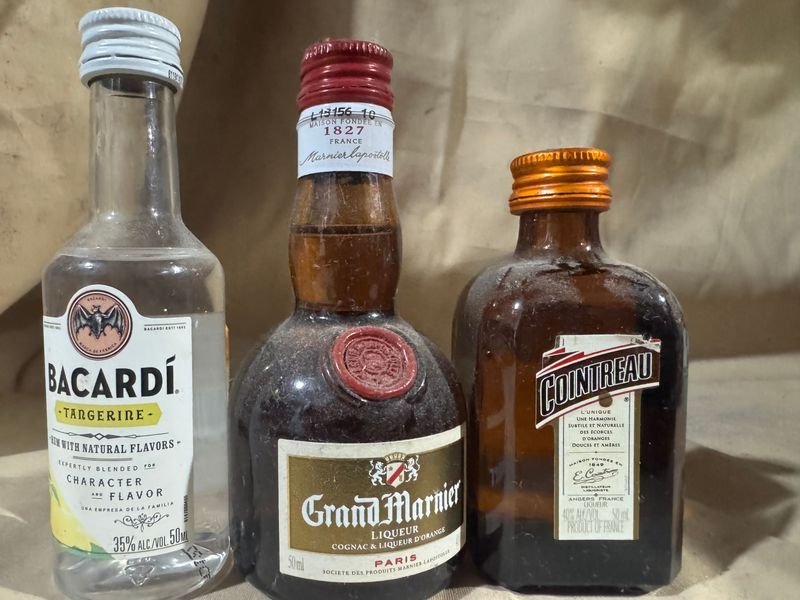 Lote de 3 Botellas Miniatura de Licores: Grand Marnier, Cointreau y Bacardi