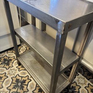 Lote #033 – Mesa auxiliar de acero inoxidable de alto calibre marca Abylu con dos estantes inferiores –  68x31x86cm - imagen 4