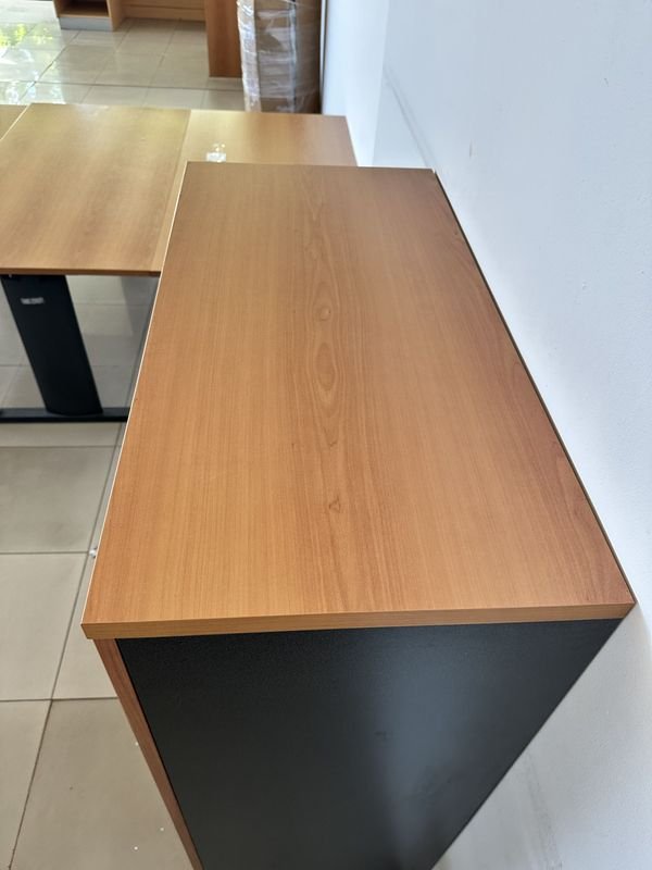 Armario biblioteca de madera con diseño de dos puertas - imagen 2