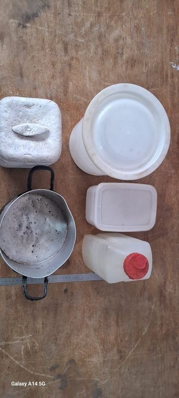 Lote de Artículos de Cocina: Ollas, Recipientes y Botella
