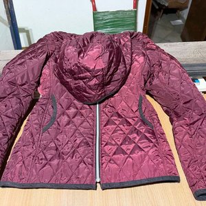 Lote siguiente: Campera Acolchada Talle M con Capucha