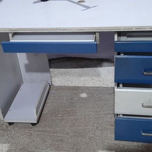 Escritorio Blanco y Azul con Soporte para Monitor y Bandejas Deslizables - imagen 2