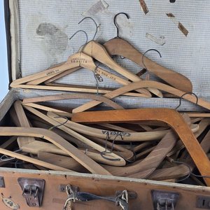 Maleta Antigua de Cuero con Perchas de Madera Vintage - imagen 2