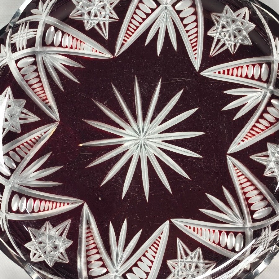 Centro de mesa en cristal tallado con bordes ondulados y patrón estrellado - imagen 4