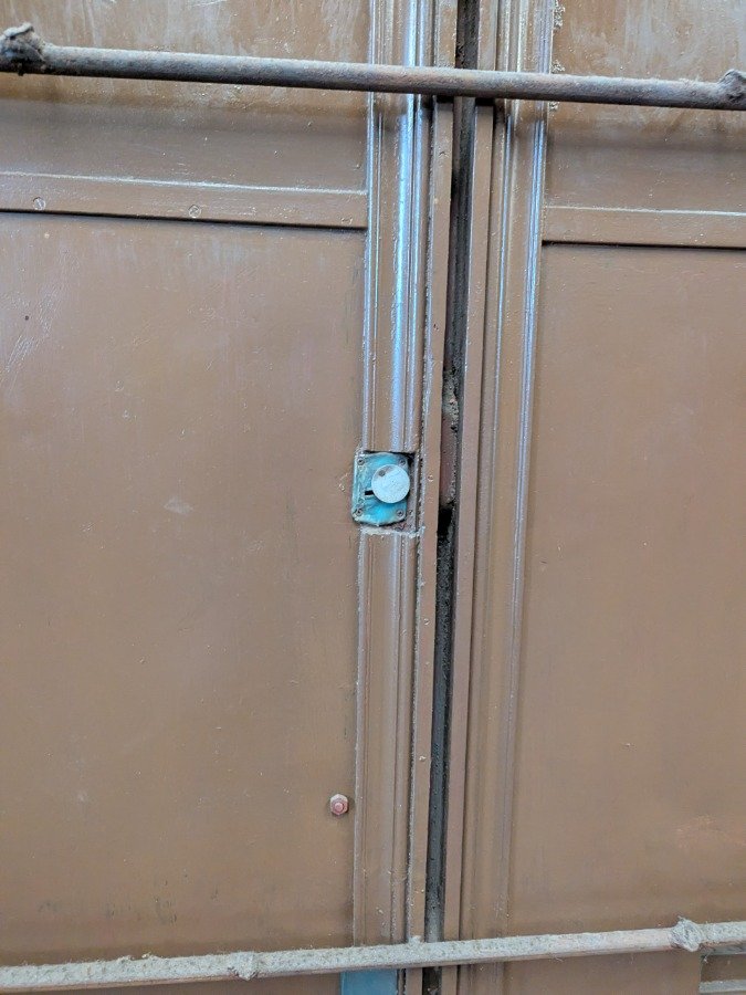 Puerta antigua de hierro y chapa gruesa - imagen 10