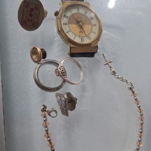 Lote siguiente: Lote de Joyería y Accesorios: Reloj, Anillos, Pin FIFA y Más