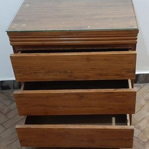 Mesa de Luz de Madera Enchapada con 3 Cajones y Tapa de Vidrio - imagen 2